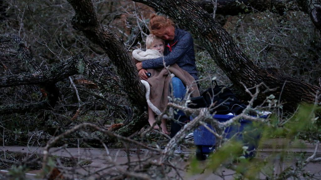 Lisa Rehr sujeta a su hijo de 4 años después de perder su casa en el huracán Harvey y esperan ser evacuados