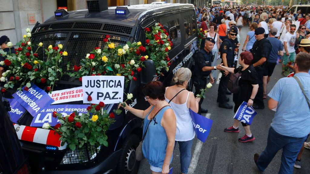 Flores para los Mossos en la manifestación contra el terror en Barcelona