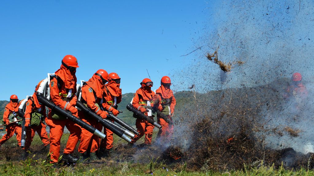 Miembros de la brigada de incendios forestales durante una sesión de entrenamiento en Tongalio