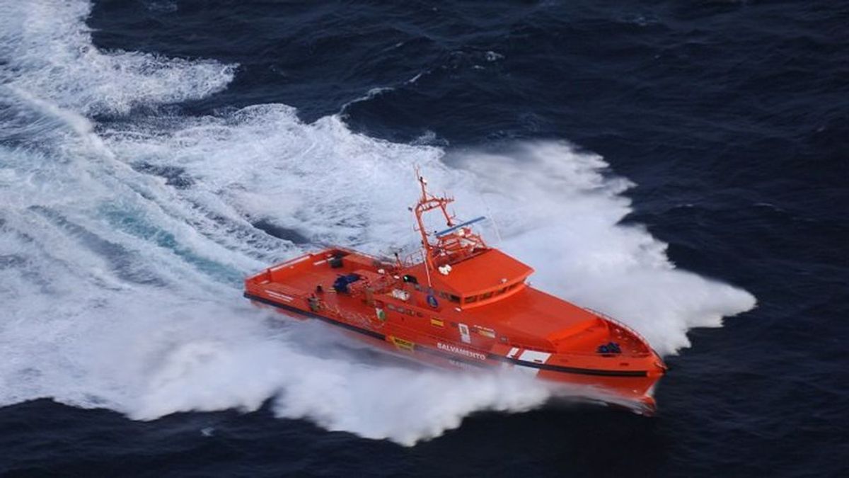 Rescatan a 19 personas de una patera y buscan una segunda en el Mar de Alborán