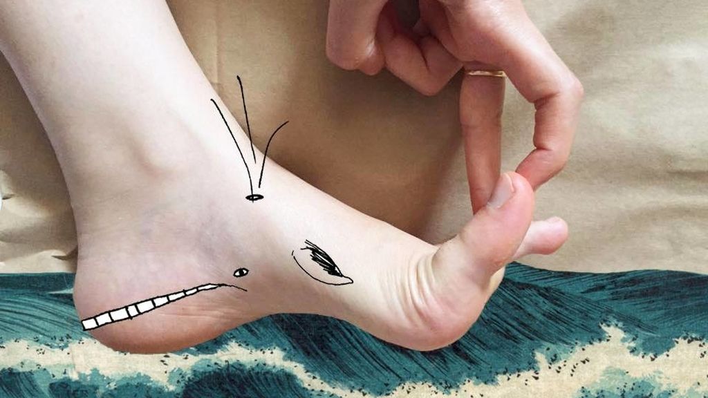 Esta artista se inspira en las formas de su cuerpo y lo utiliza como lienzo