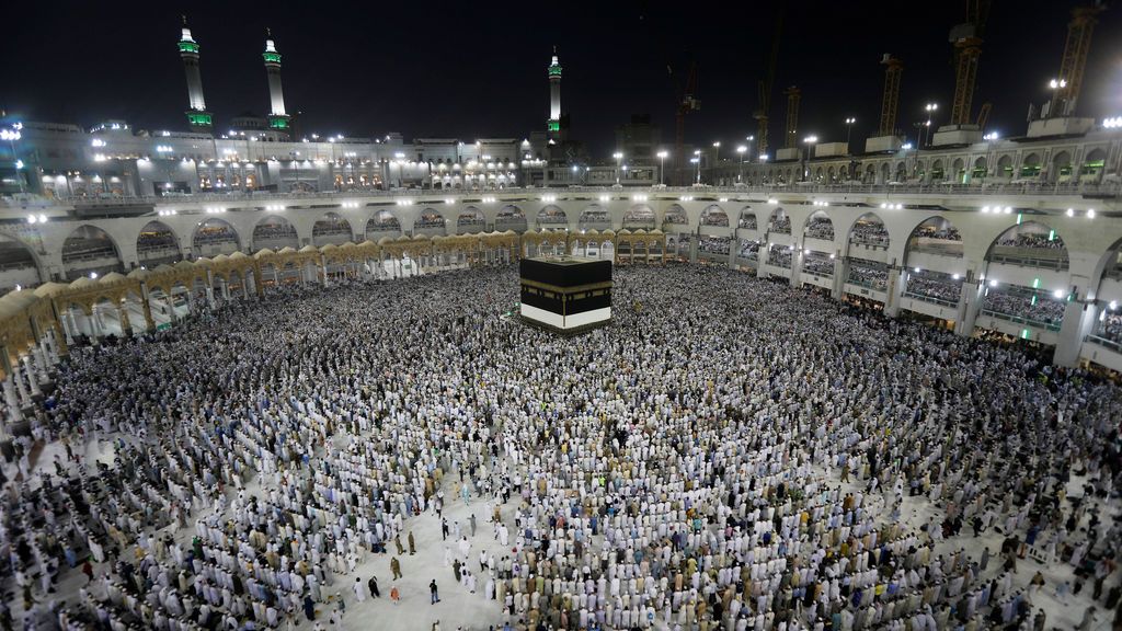 Centenares de miles de peregrinos musulmanes acuden a rezar a La Meca