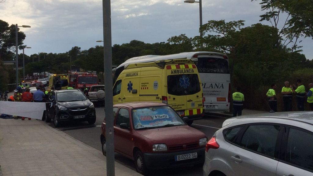 Cinco muertos en un accidente entre dos vehículos y un autocar en Salou