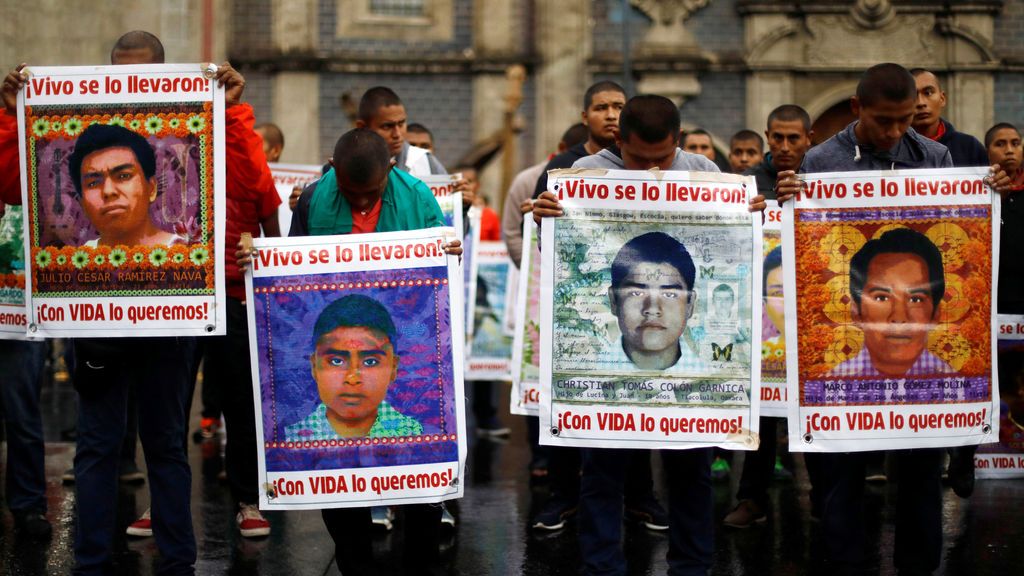 Estudiantes sujetan pancartas de los 43 desaparecidos en Ayotzinapa, 35 meses después de su desaparición