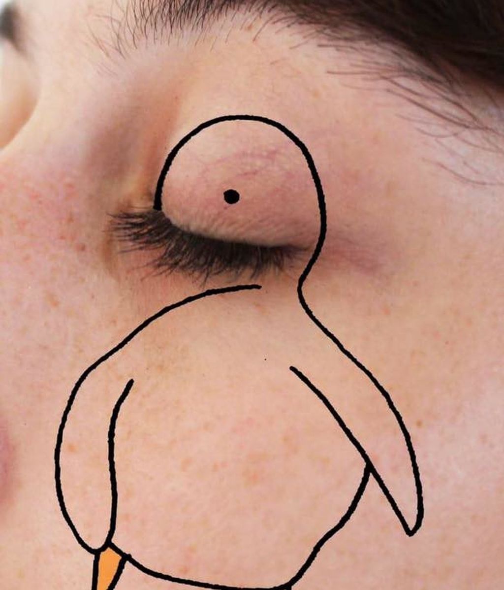 Esta artista se inspira en las formas de su cuerpo y lo utiliza como lienzo