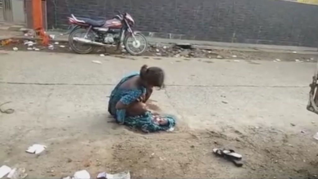Con 17 años da a luz sola en una calle en India y nadie la socorre