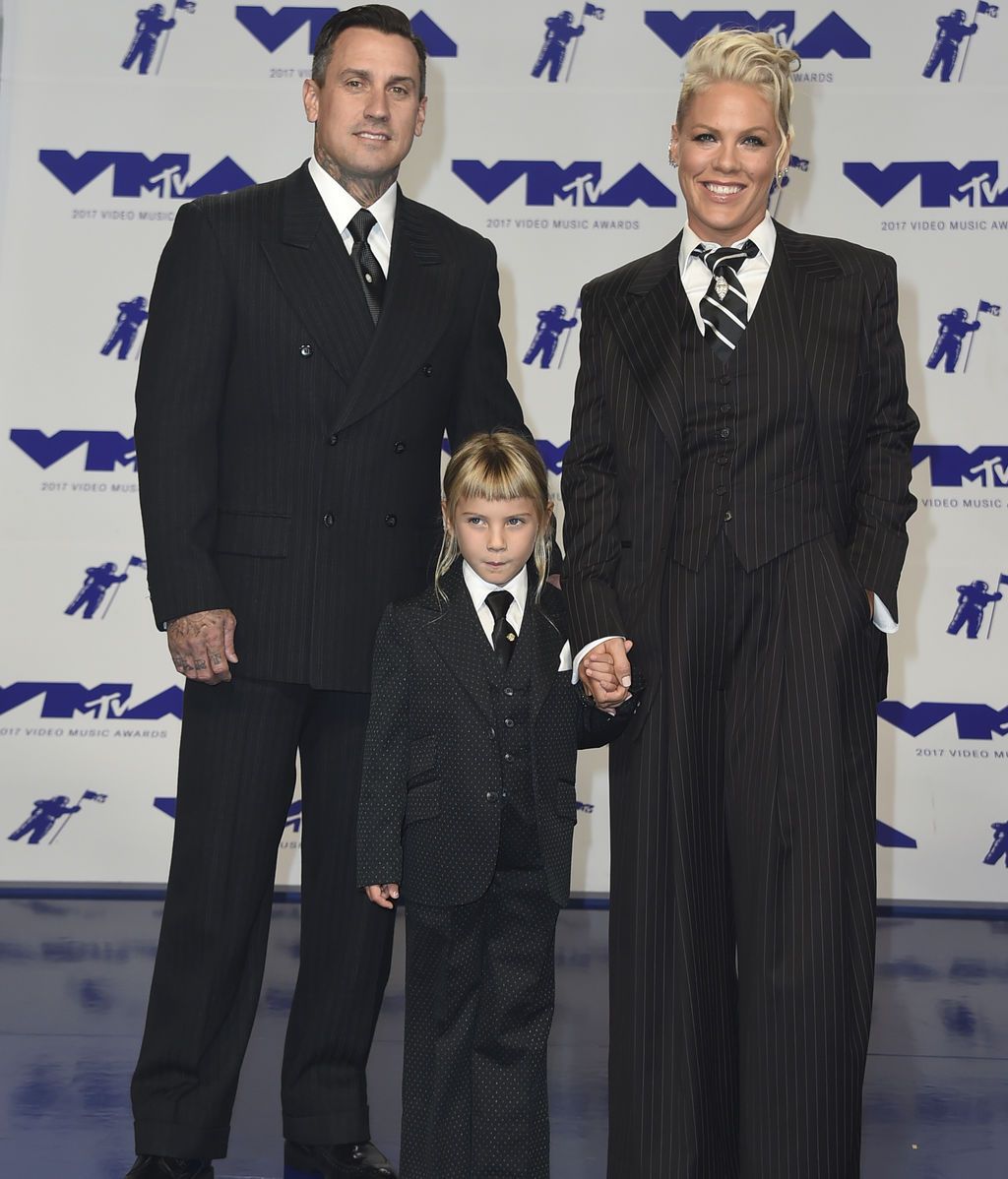 Carey Hart, Pink y su hija Willow Hart, muy conjuntados con trajes negros y corbatas