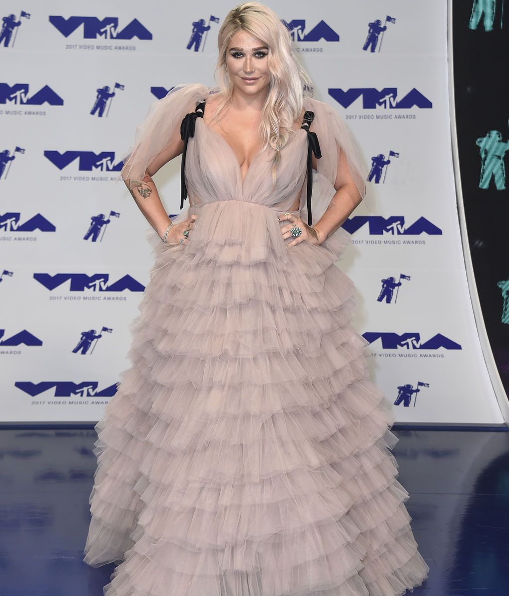 Kesha eligió un diseño de Monsoori con volantes y tul