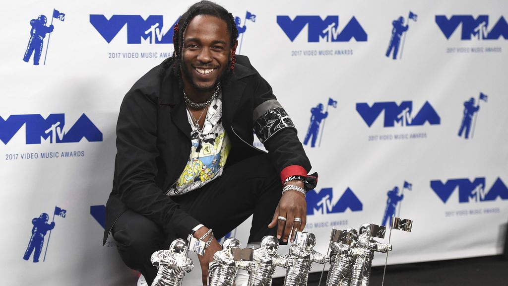 Kendrick Lamar fue el gran triunfador de la noche con 6 estatuillas