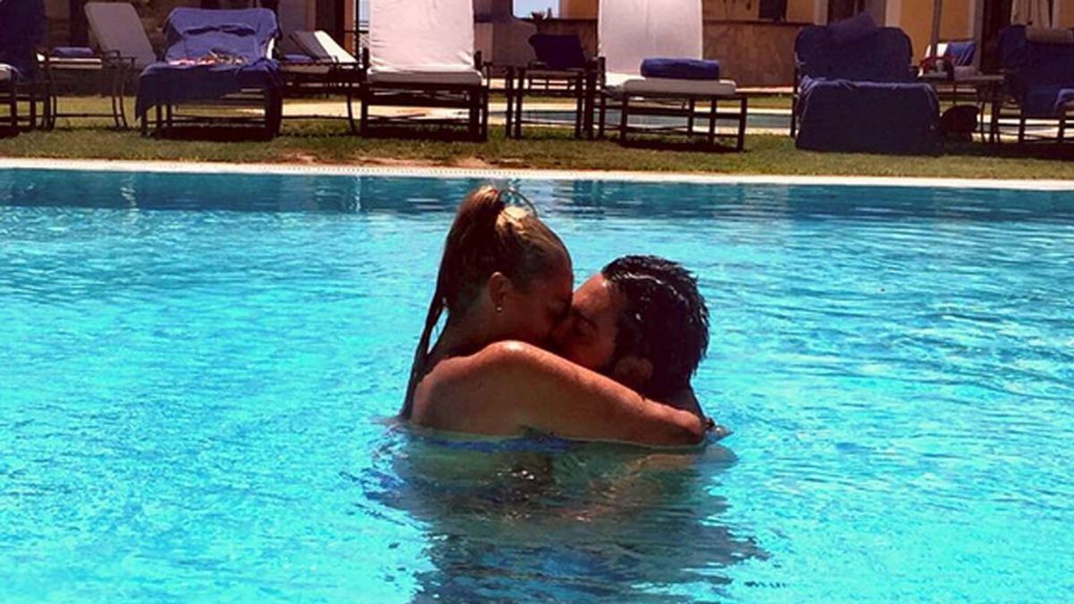 El beso de Belén Esteban y Miguel en Benidorm como colofón a sus románticas vacaciones