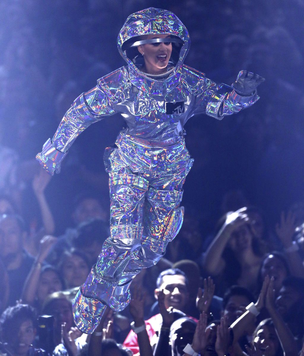 Katy Perry, una maestra de ceremonias muy 'espacial'