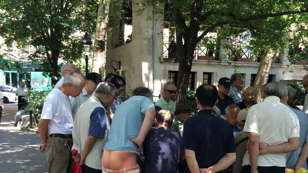 Transforma momentos de la vida cotidiana en imágenes hilariantes con recortes de revistas