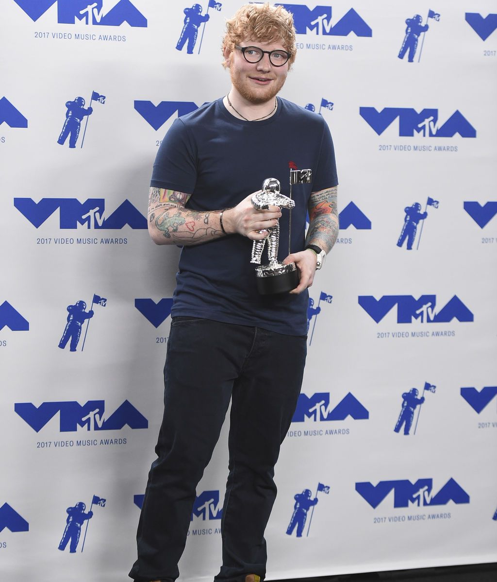 Ed Sheeran recibió el premio a mejor artista del año