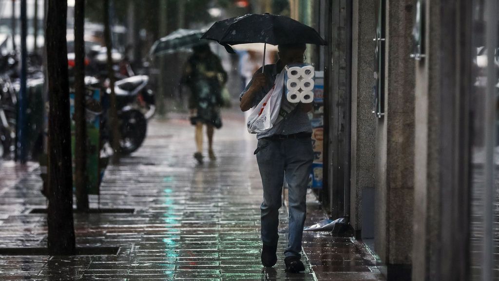 Tromba de agua en Mérida con fuertes rachas de viento y bajada de las temperaturas