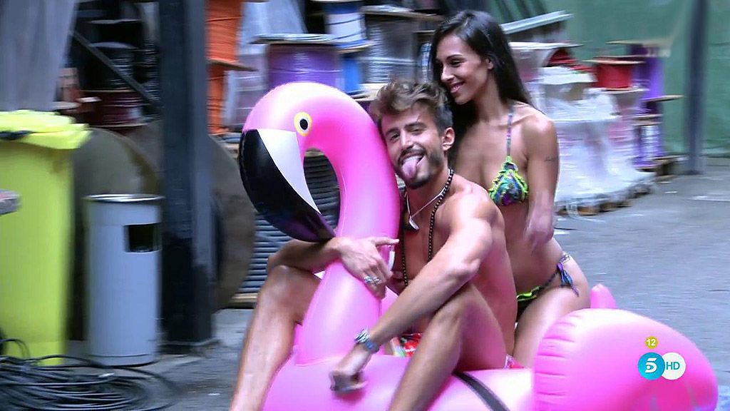 ¡Marco Ferri regresa de Ibiza en bañador y montado en un flamenco!