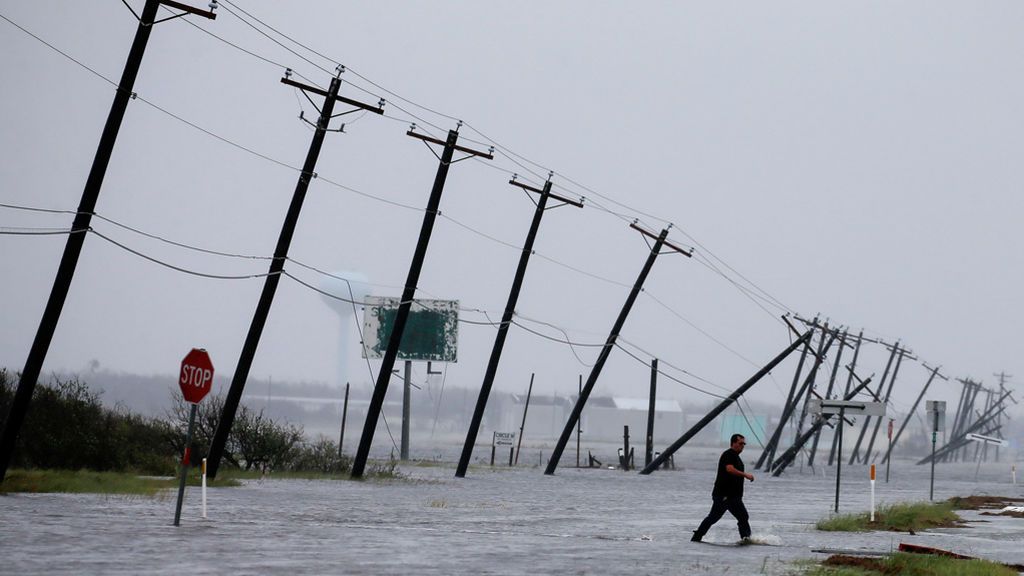 El huracán dejó a miles de personas aisladas en Rockport, Texas