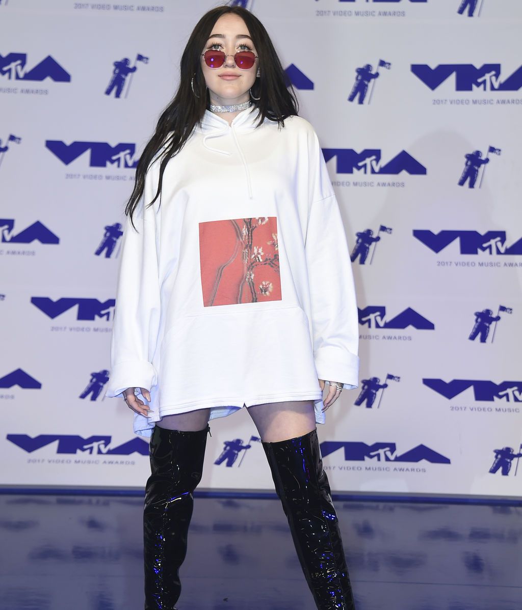 Noah Cyrus, con sudadera y botas XXL