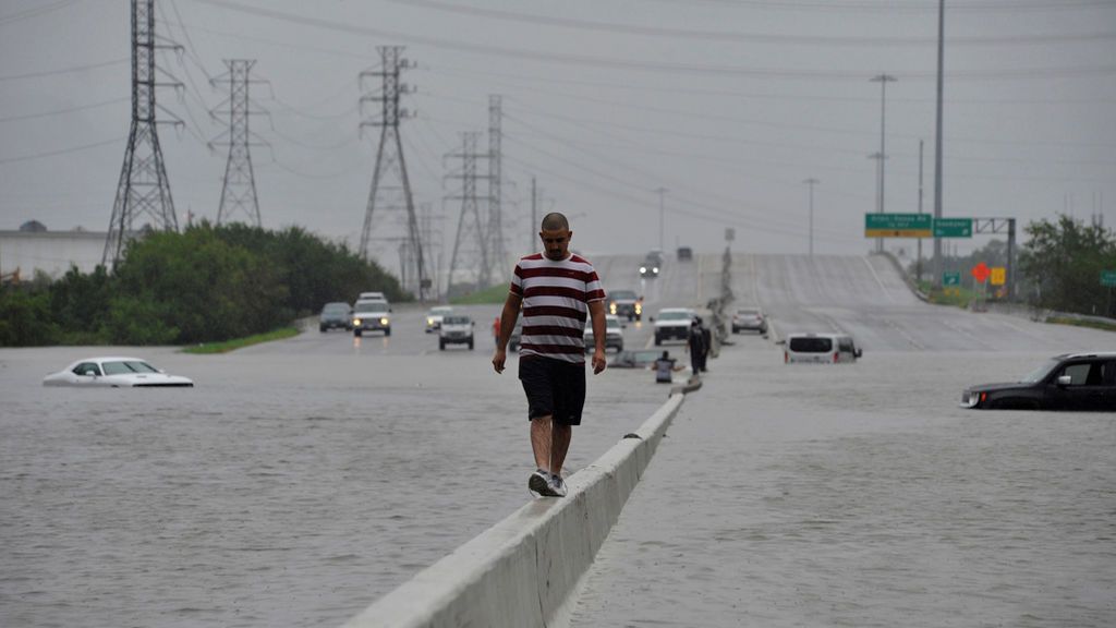 Más de 250 carreteras cortadas por las inundaciones en Houston