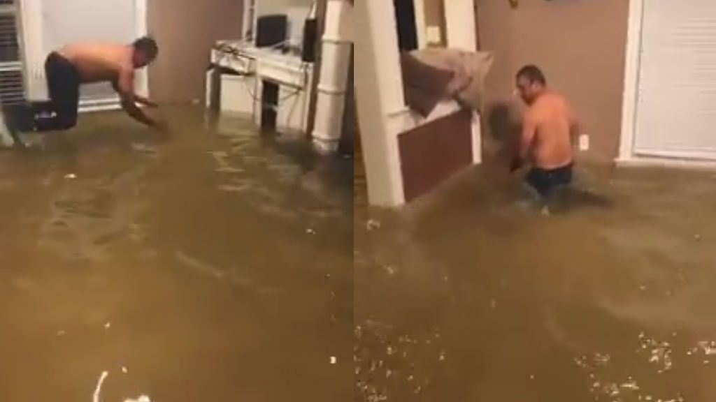 Un hombre pesca en el interior de su casa ‘gracias’ al huracán Harvey