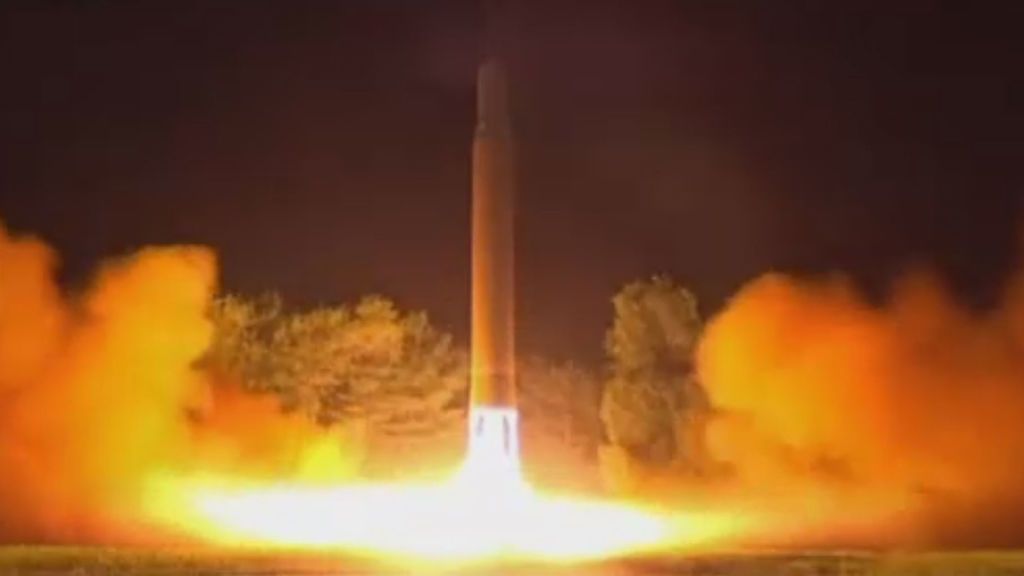 Corea del Norte lanza un misil que impacta en el mar, a unos 1.180 kilómetros de la isla japonesa de Hokkaido