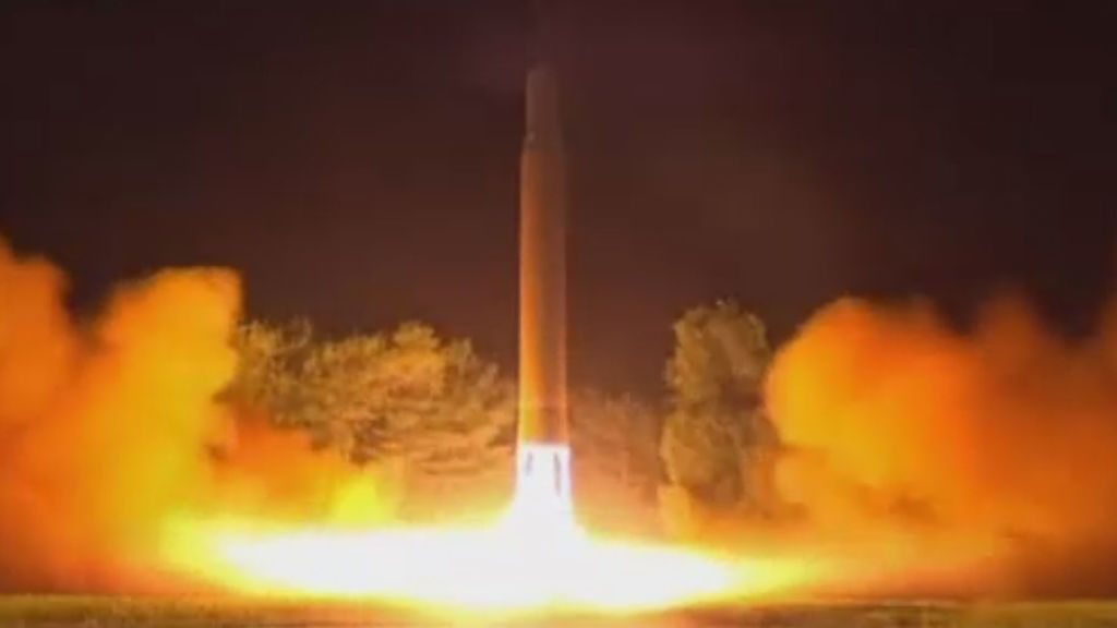 Corea del Norte lanza un misil que impacta en el mar, a unos 1.180 kilómetros de la isla japonesa de Hokkaido