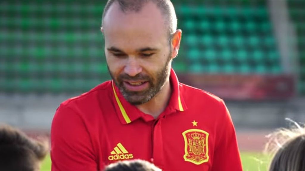 Iniesta se hace 'profe' y enseña a unos niños a marcar el gol que dio el Mundial a España
