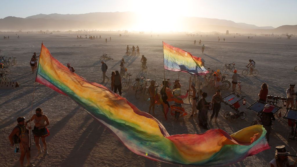 Atardecer en el festival artístico y musical 'Burning Man' en el desierto de Black Rock, en Nevada