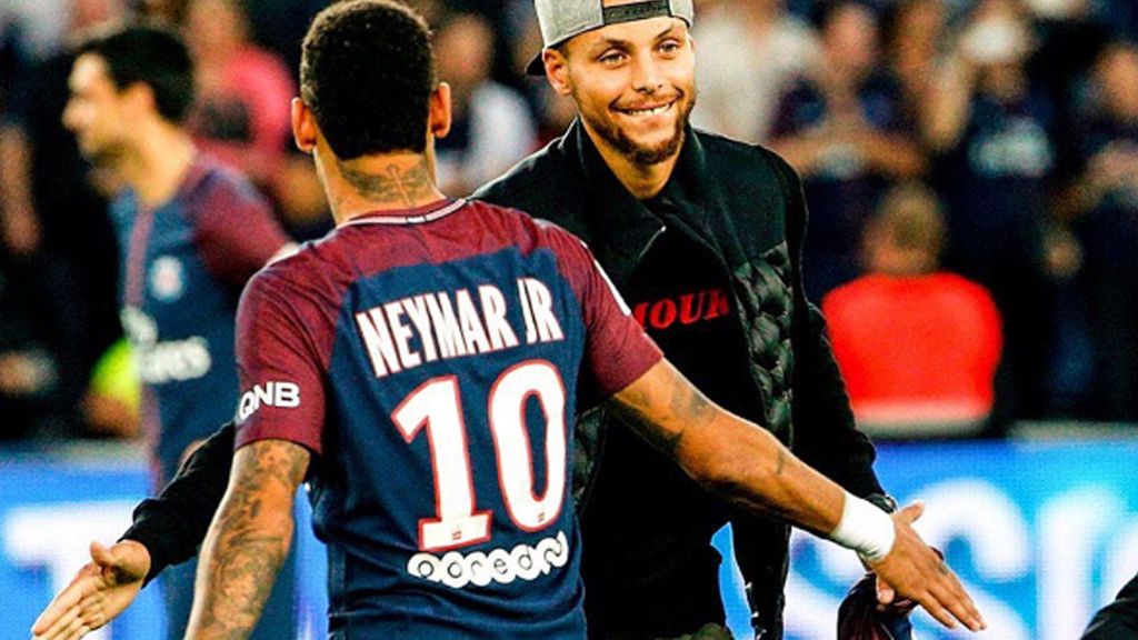 ¡Como amigos! Así recibe Neymar a Stephen Curry en París tras conocerse el año pasado en San Francisco