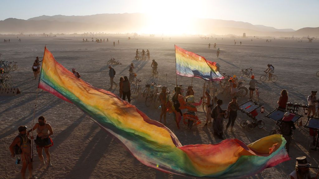 Paritcipantes del festival de música y artes anual 'Burning Man' en el desierto de Roca Negra en Nevada
