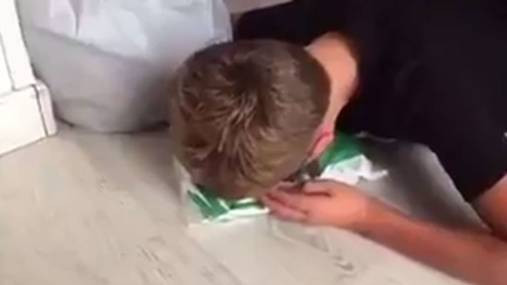 El sentimiento a unos colores: la emoción de un niño al recibir la camiseta y el carnet de socio del Betis