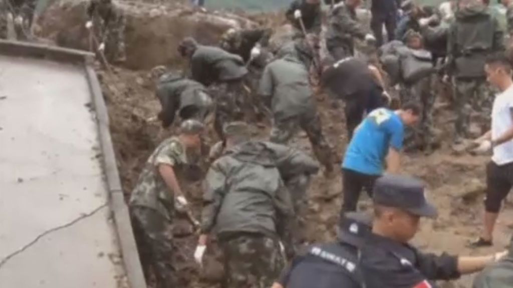 Tres muertos y decenas de desaparecidos en un corrimiento de tierras en China