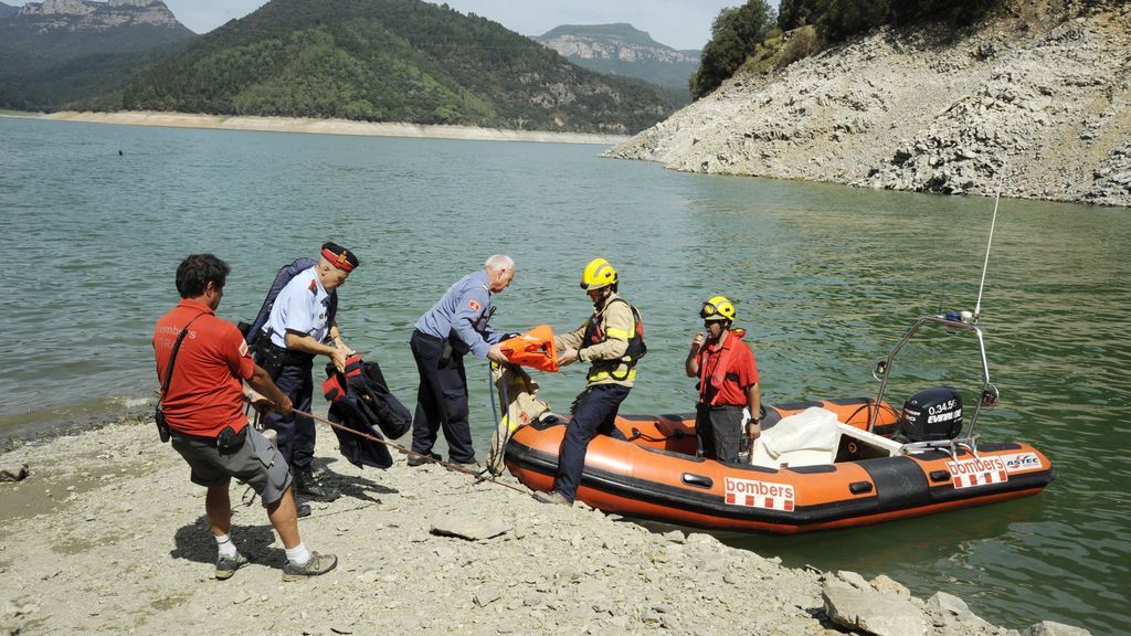 Reflotan el vehículo de los dos desparecidos en un pantano de Girona