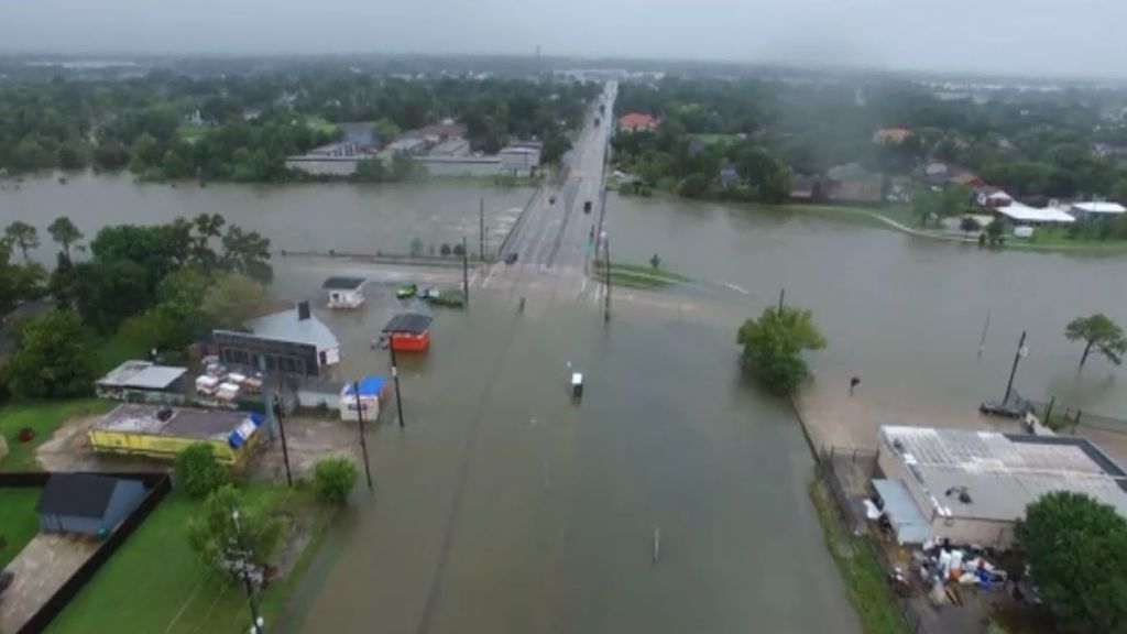Miles de personas atrapadas en Houston: el huracán Harvey ya amenaza a Louisiana