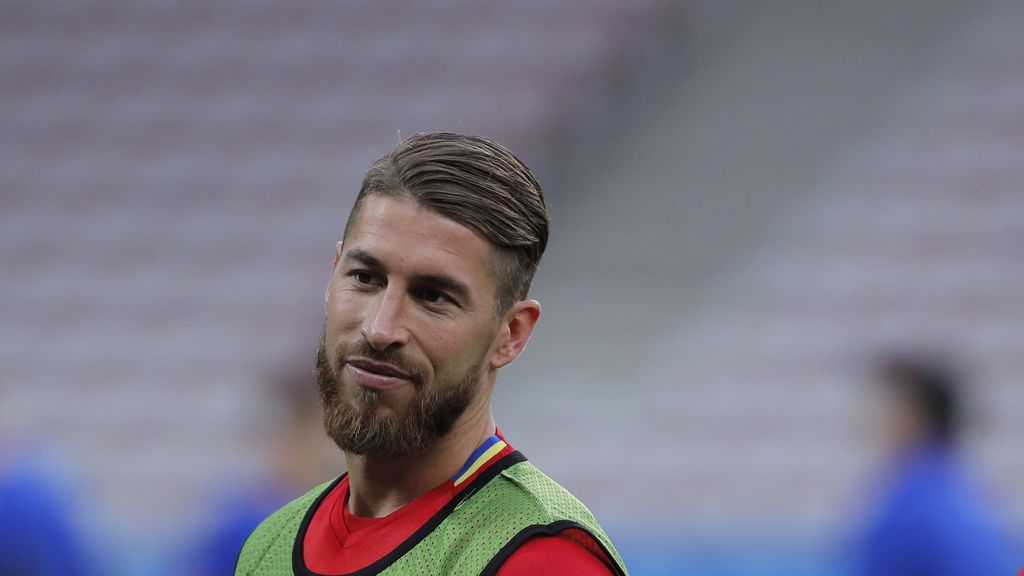 Ternura máxima de Sergio Ramos con sus hijos en la concentración de La Roja