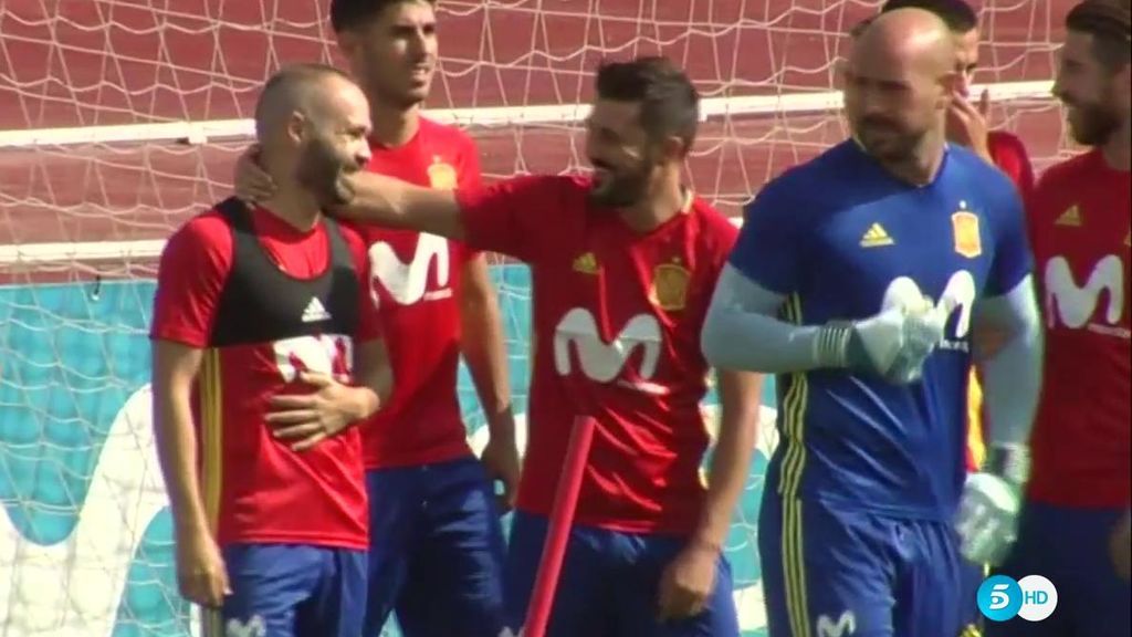 El abrazo de una generación: Iniesta y Villa, juntos de nuevo en La Roja