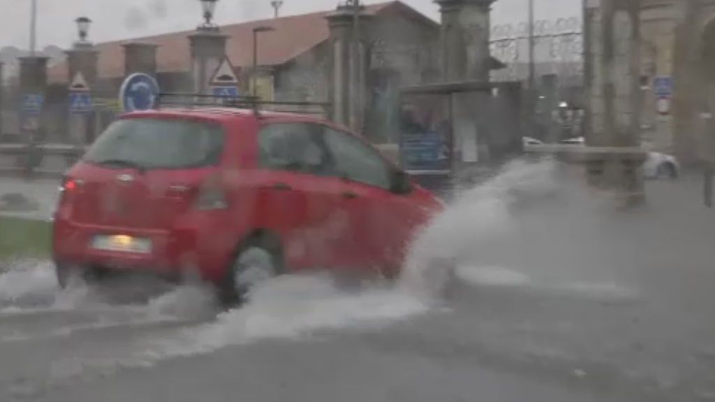 Zamora, colapsada por las torrenciales lluvias que han anegado calles y garajes