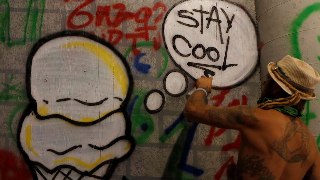 Lazy Boy realiza un grafiti en las instalaciones de arte Deus Ex Machina en el festival de música y arte anual ‘Burning Man’