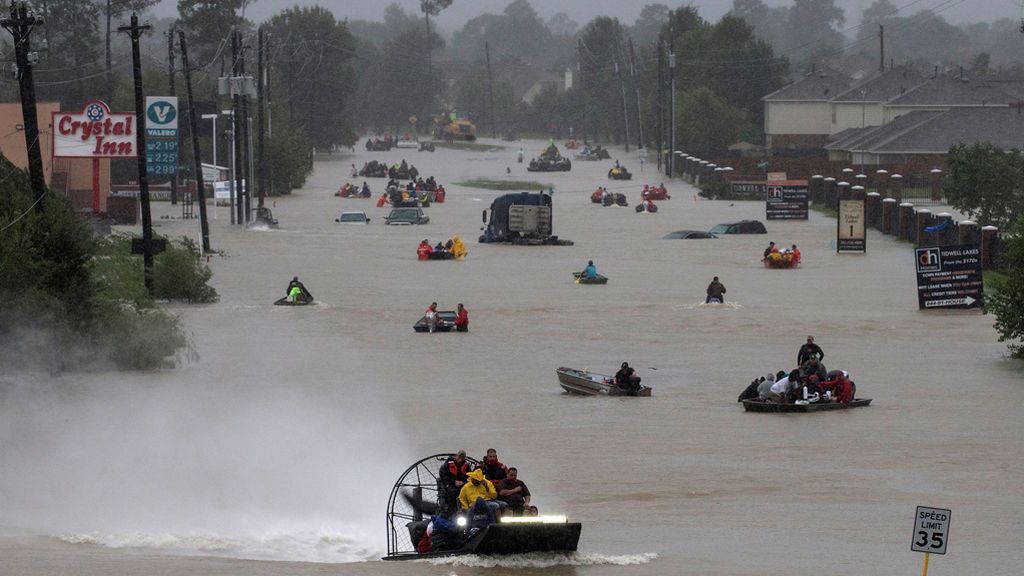 Los residente son evacuados en barcos a lo de Tidwell Road, al este de Houston,