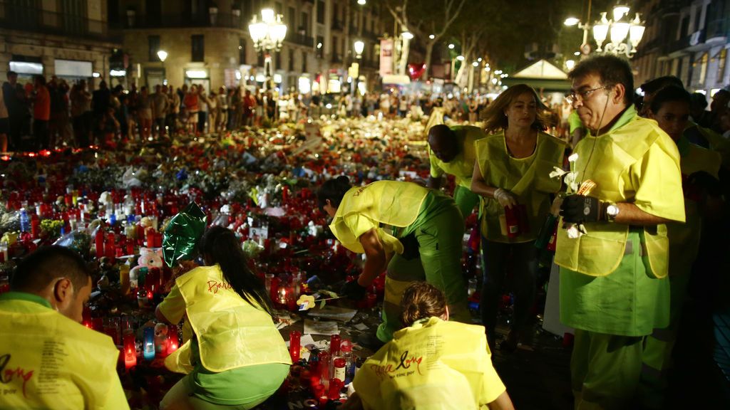 Trabajadores municipales retiran velas y flores conmemorativas del ataque terrorista en las Ramblas de Barcelona