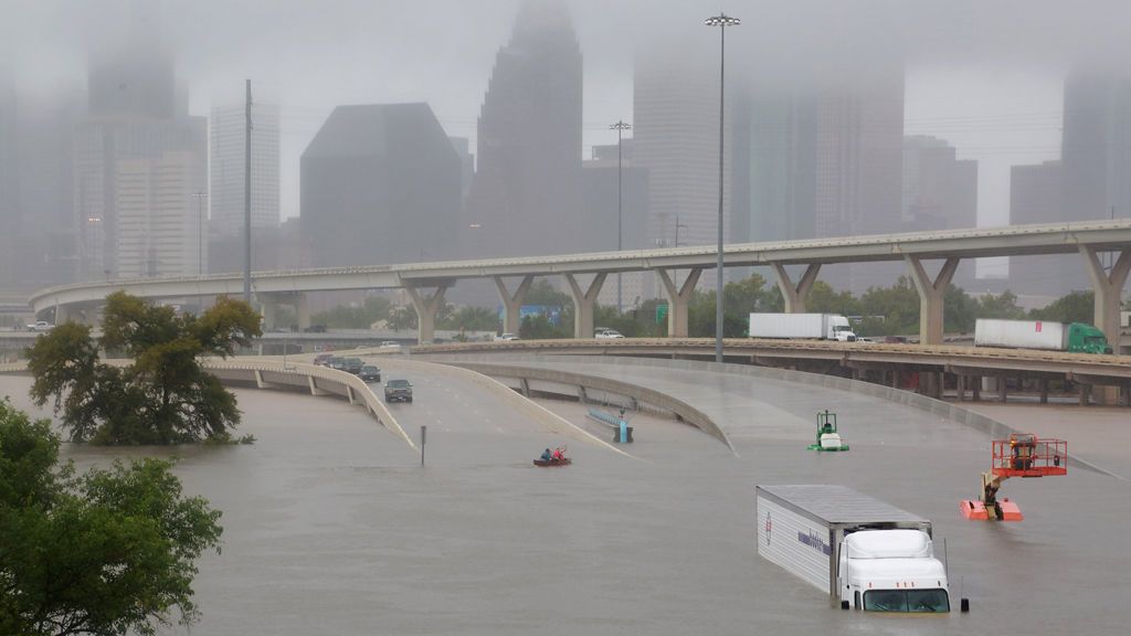 Autopistas sumergidas a causa de las inundaciones por al tormenta