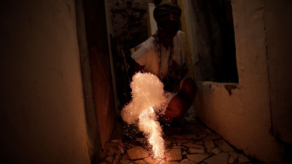 Un devoto participa en un ritual de la religión afro-brasileña Candomblé en el Salvador