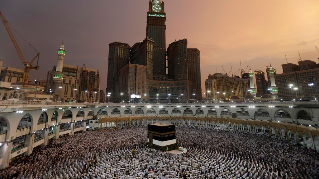 Musulmanes rezan en la Gran Mezquita, Arabia Saudí