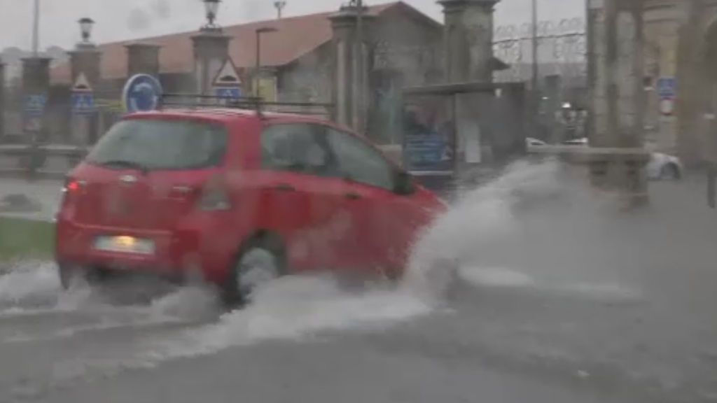 Zamora, colapsada por las torrenciales lluvias que han anegado calles y garajes