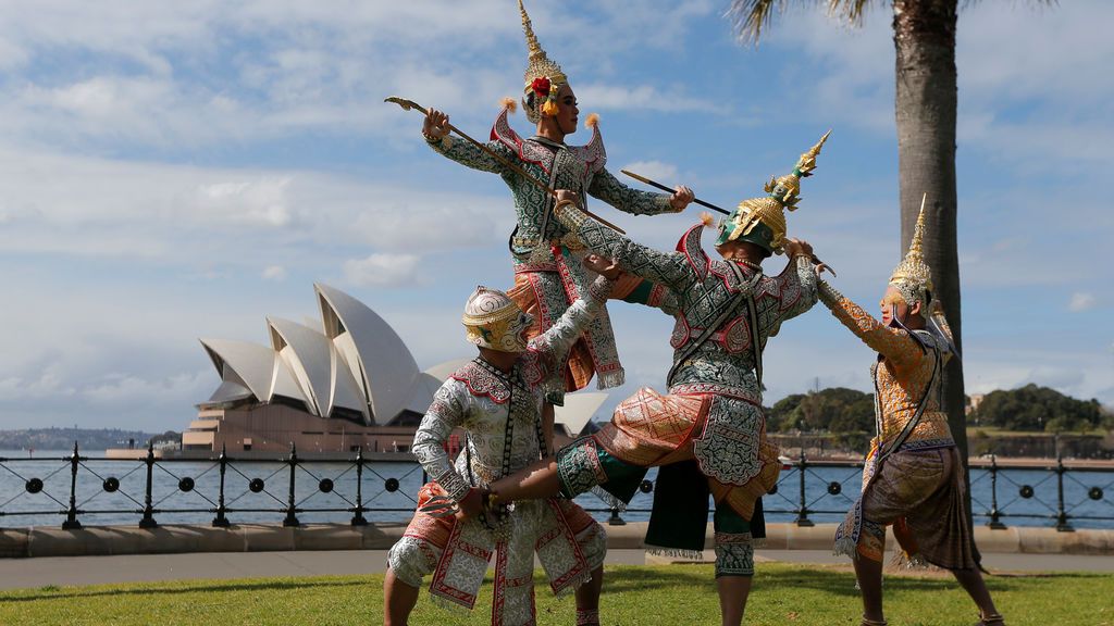 Un grupo de danza Thai baila delante de la Ópera de Sydney, en Australia