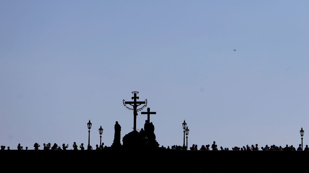 Gente cruza el puente de Carlos en Praga