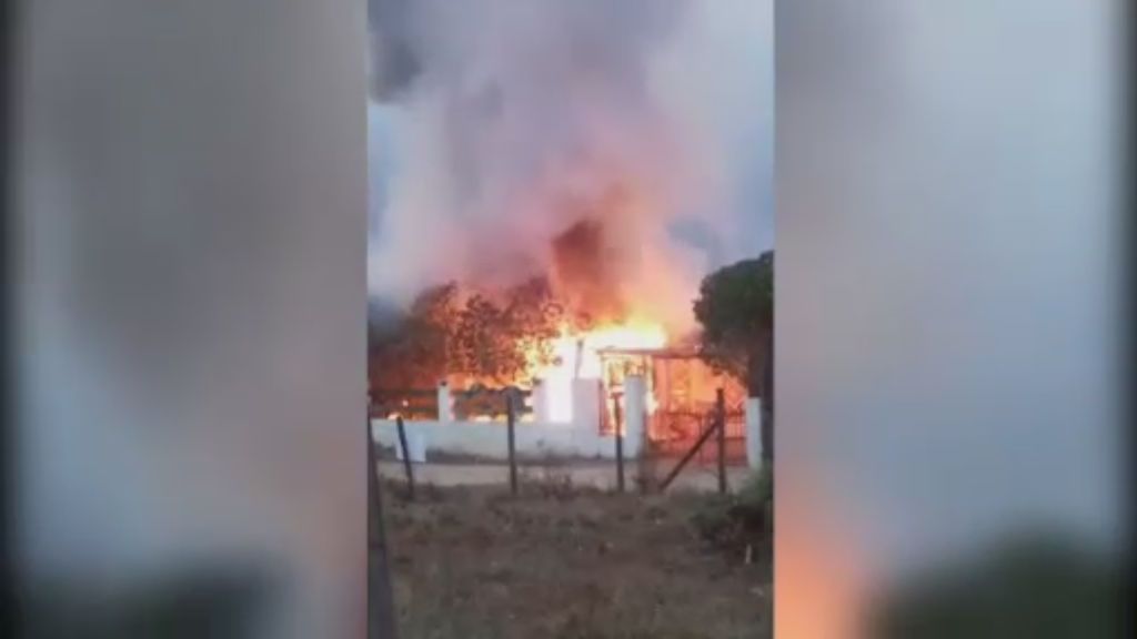 Arde uno de los chiringuitos más famosos de la playa gaditana de El Palmar