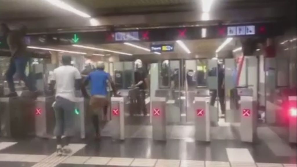 Violento enfrentamiento entre manteros y Guardia Urbana en el Metro de Barcelona
