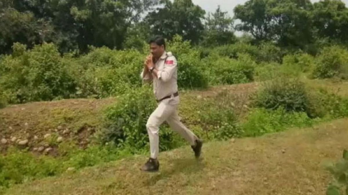 Un policía indio corre un kilómetro con una bomba al hombro para salvar a 400 escolares