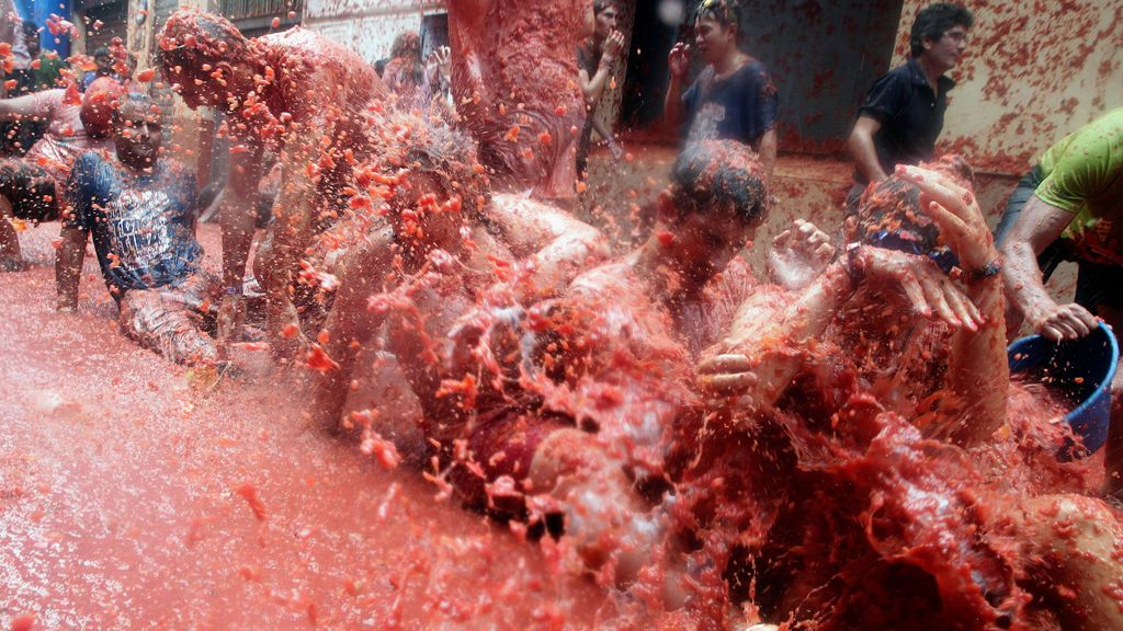 Un grupo de jóvenes celebra la Tomatina en Buñol, cerca de Valencia.