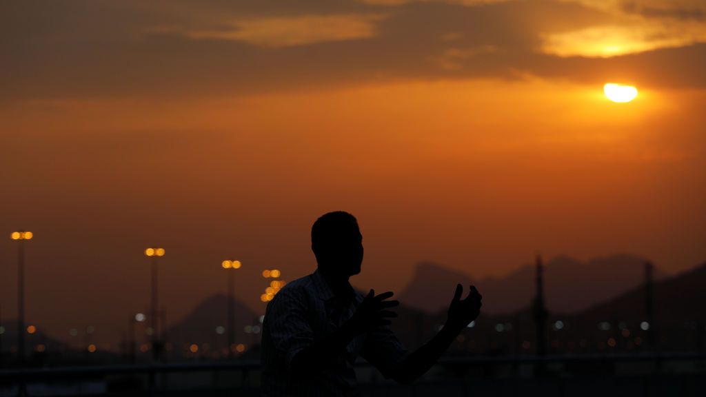 Un hombre reza en su primer día de peregrinación hacia  La Meca, Arabia Saudí